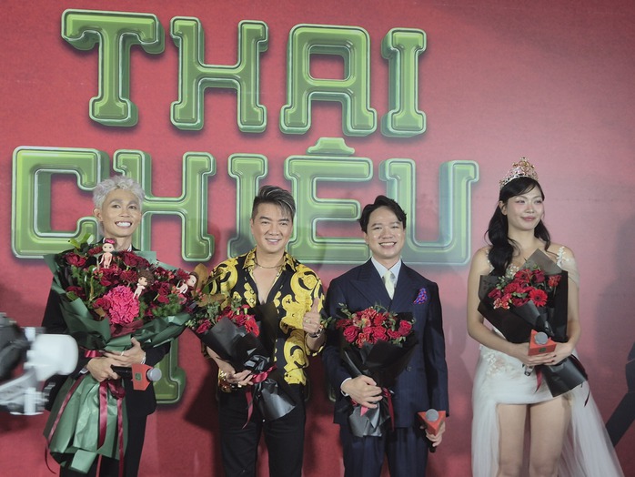 Đàm Vĩnh Hưng tặng hoa chúc mừng Hồng Thanh - Ảnh 3.