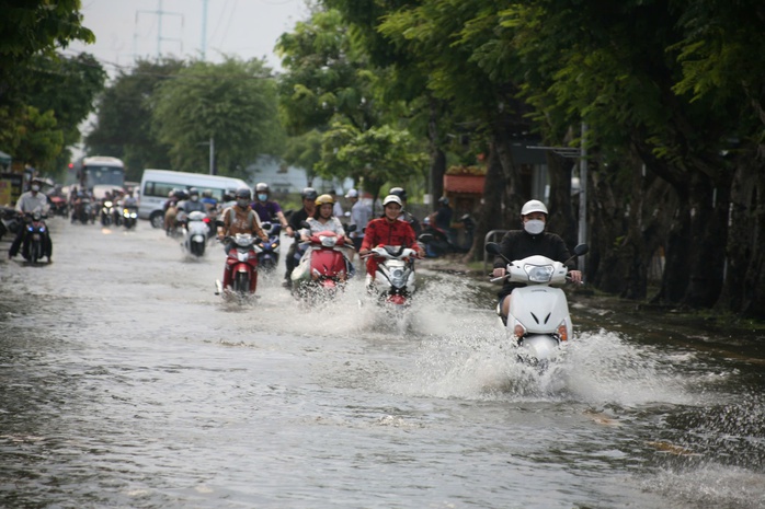 TP HCM đón đợt triều cường vượt mức lịch sử mới - Ảnh 1.