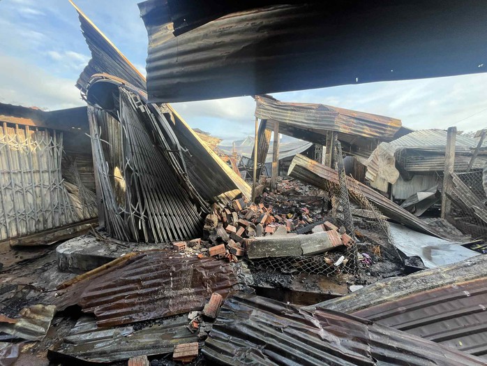 Chợ Bình Dương bị thiêu rụi sau đêm cháy lớn: Nỗi đau của tiểu thương - Ảnh 3. Chợ Bình Dương bị thiêu rụi sau đêm cháy lớn: Nỗi đau của tiểu thương - Ảnh 3.