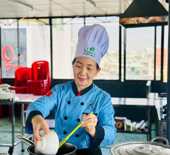 Người mẹ U50 đeo balo đi học, mơ ước khởi nghiệp với bếp chay - Ảnh 2.