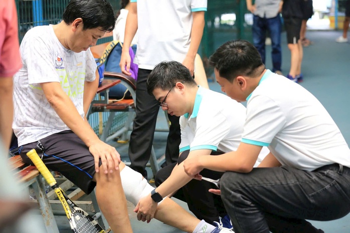 Cảnh báo nguy cơ suy thận do chơi thể thao quá sức - Ảnh 1.