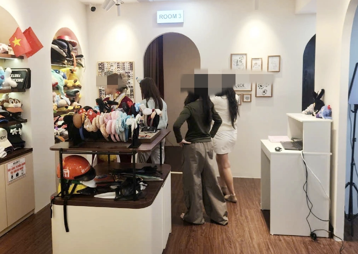 Tiệm chụp ảnh bị tố quay lén hình ảnh thiếu nữ trong phòng thay đồ - Ảnh 1. Tiệm chụp ảnh bị tố quay lén hình ảnh thiếu nữ trong phòng thay đồ - Ảnh 1.