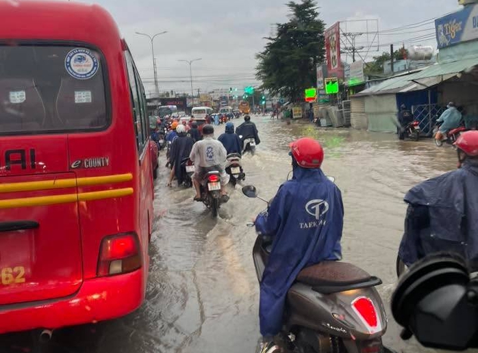 Cảnh báo mưa lớn và ngập úng tại Đồng Nai: Nguy cơ sạt lở bờ sông - Ảnh 1. Cảnh báo mưa lớn và ngập úng tại Đồng Nai: Nguy cơ sạt lở bờ sông - Ảnh 1.