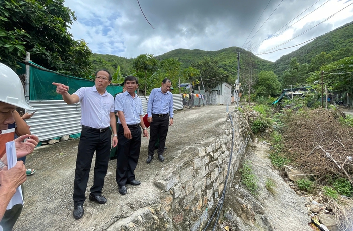 Khánh Hòa: Di dời dân vùng sạt lở, cho học sinh nghỉ học phòng bão Kalmaegi - Ảnh 7.