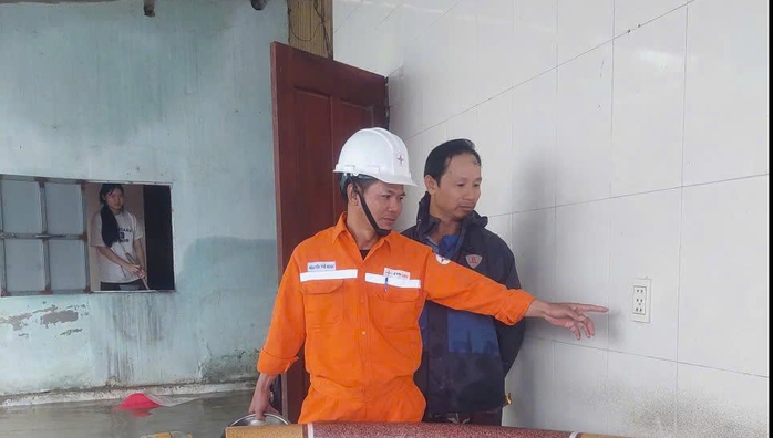 Quảng Trị khẩn trương khôi phục cấp điện, sẵn sàng ứng phó bão số 13 - Ảnh 2.