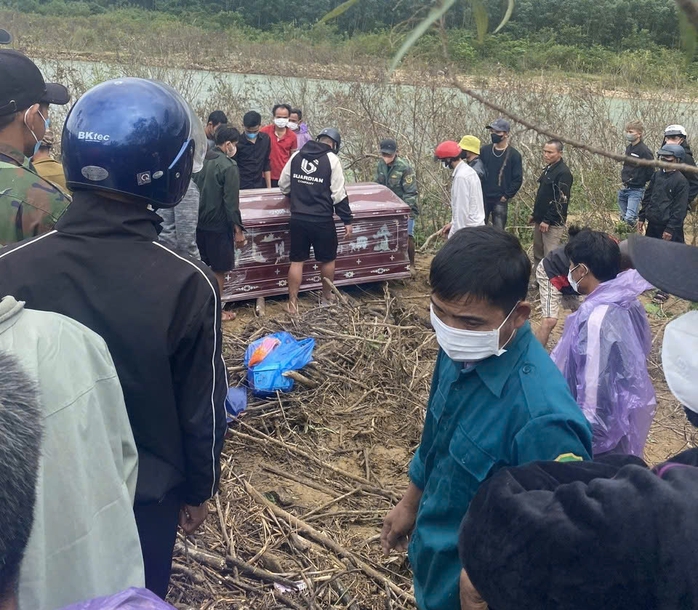 Người mẹ 32 tuổi bị lũ cuốn trôi để lại 3 đứa trẻ tội nghiệp - Ảnh 1.