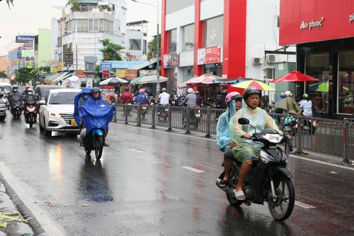 Chiều nay, TP HCM mưa dai dẳng - Ảnh 3.