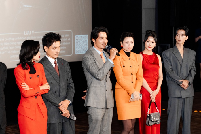 Quách Ngọc Ngoan đẹp đôi bên mỹ nhân "Tử chiến trên không" - Ảnh 2.