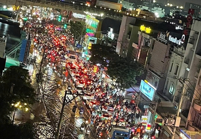 Triều cường ở TP HCM lên cao, giao thông rối loạn - Ảnh 3.