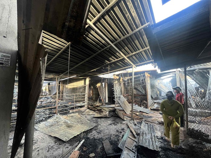 Chợ Bình Dương bị thiêu rụi sau đêm cháy lớn: Nỗi đau của tiểu thương - Ảnh 4. Chợ Bình Dương bị thiêu rụi sau đêm cháy lớn: Nỗi đau của tiểu thương - Ảnh 4.