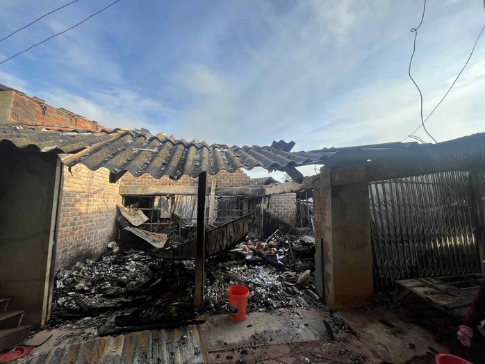 Hiện trường đổ nát ở chợ Bình Dương sau vụ cháy bất ngờ trong đêm