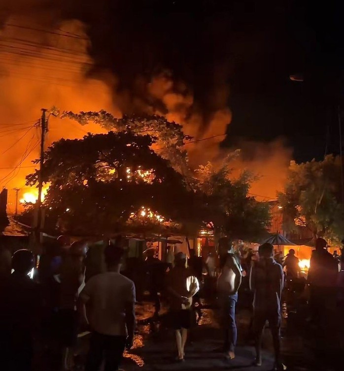 Vụ cháy chợ Bình Dương trong đêm ở Gia Lai: 86 ki-ốt bị thiêu rụi - Ảnh 1.