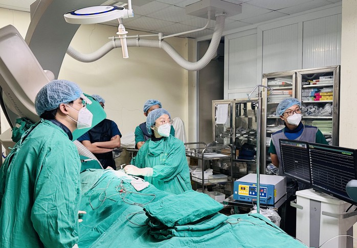 Góp ý Văn kiện Đại hội XIV: Đáp ứng kỳ vọng ngày càng cao của nhân dân về chất lượng dịch vụ y tế - Ảnh 3.