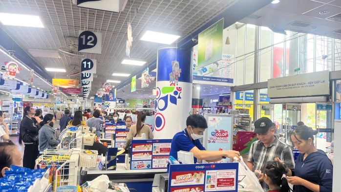 Người dân Quy Nhơn đổ xô mua thực phẩm dự trữ trước bão số 13 - Ảnh 2.