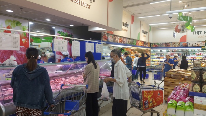 Người dân Quy Nhơn đổ xô mua thực phẩm dự trữ trước bão số 13 - Ảnh 1.