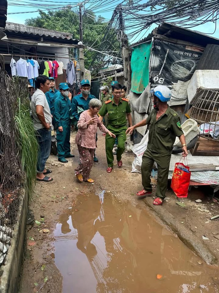 Gia Lai trắng đêm di dời dân, kích hoạt kịch bản ứng phó bão số 13 Kalmaegicấp 5 - Ảnh 1.