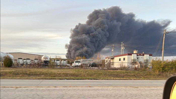 Tai nạn máy bay chở hàng “gây hỗn loạn” ở Mỹ - Ảnh 1.