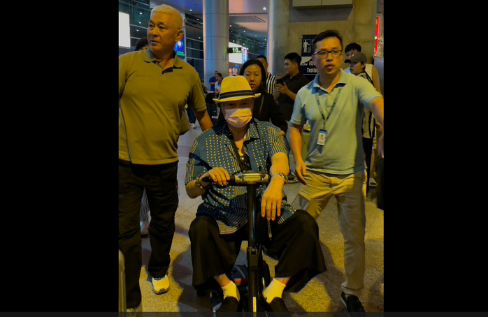 "Dương Quá" Cổ Thiên Lạc và Hồng Kim Bảo đến sân bay Tân Sơn Nhất - Ảnh 2.