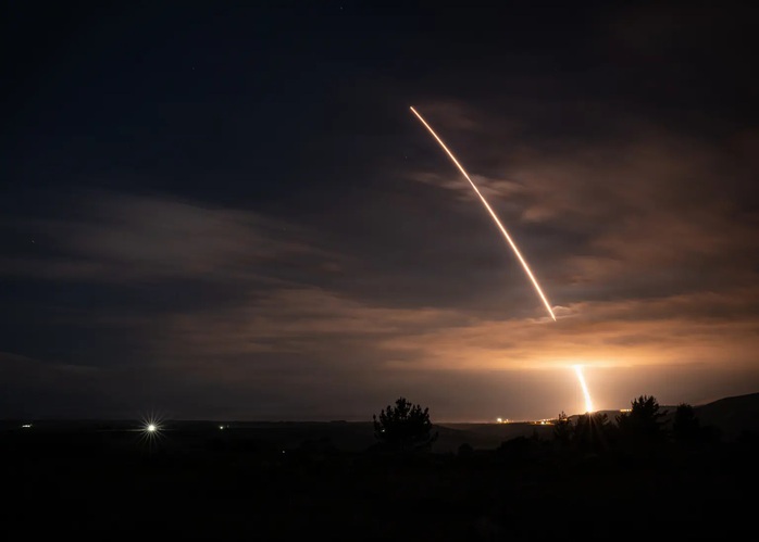 Mỹ phóng "tên lửa tận thế" Minuteman III - Ảnh 1.