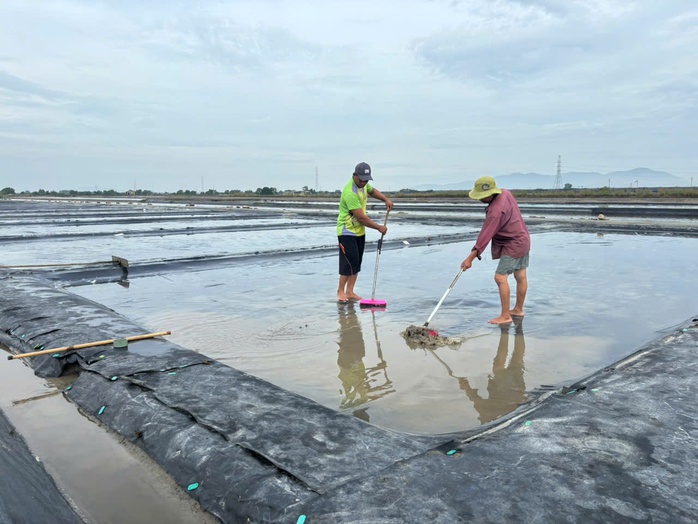 Cuộc thi viết về nghề và làng nghề truyền thống TP HCM năm 2025: Trăm năm nghề muối - Ảnh 4.