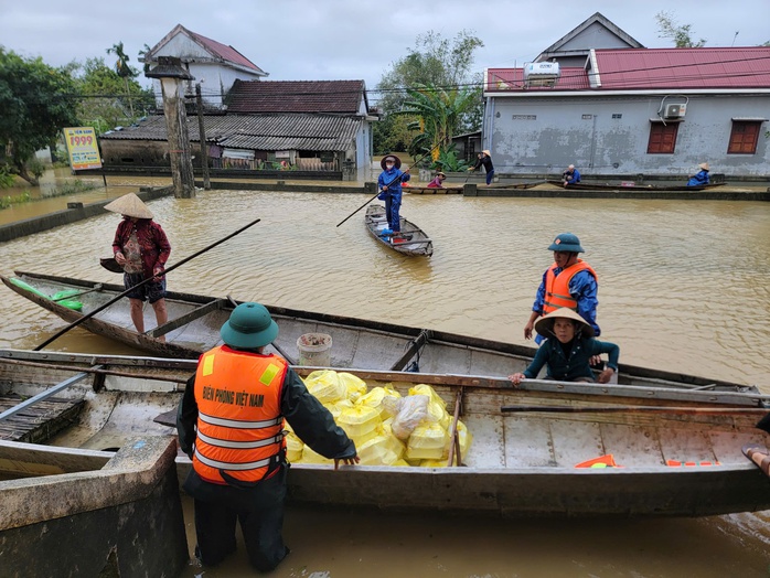 Quảng Trị: Mưa lũ khiến 11 người chết và mất tích, hơn 10.000 hộ dân bị ngập lụt - Ảnh 1.