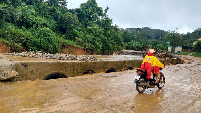 Cầu tạm của doanh nghiệp điện gió chắn dòng chảy: "Tối hậu thư" của Sở Xây dựng Quảng Trị - Ảnh 2.