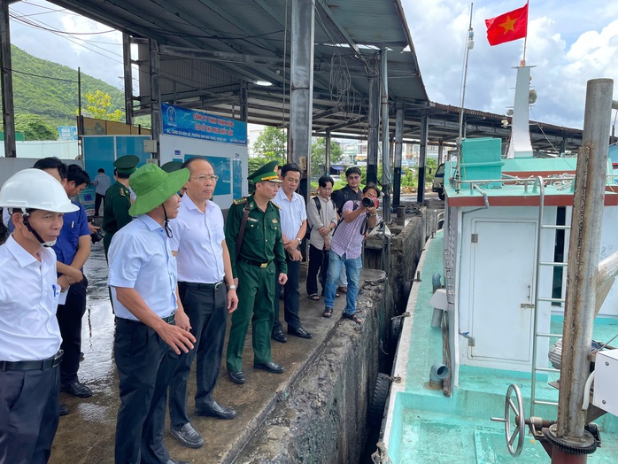 Khánh Hòa: Di dời dân vùng sạt lở, cho học sinh nghỉ học phòng bão Kalmaegi - Ảnh 1.