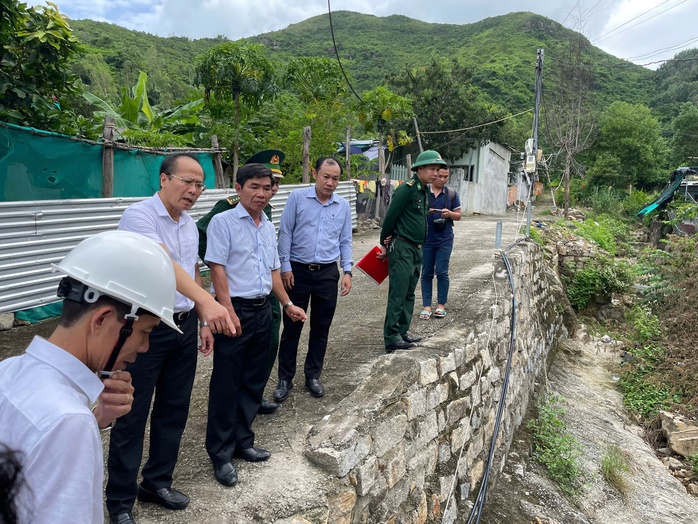 Khánh Hòa: Di dời dân vùng sạt lở, cho học sinh nghỉ học phòng bão Kalmaegi - Ảnh 6.