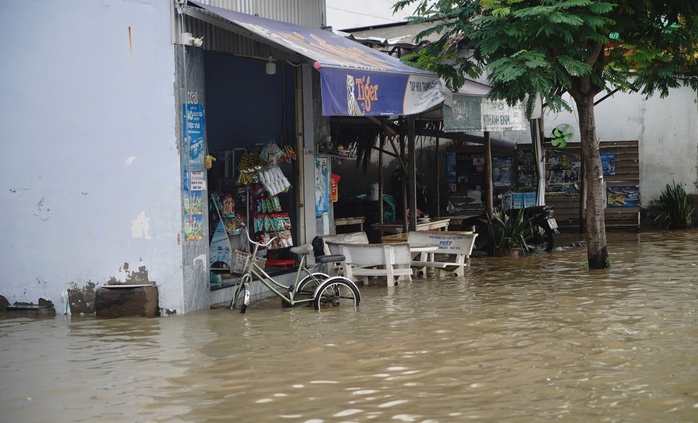 Triều cường ở TP HCM lên cao, giao thông rối loạn - Ảnh 11.