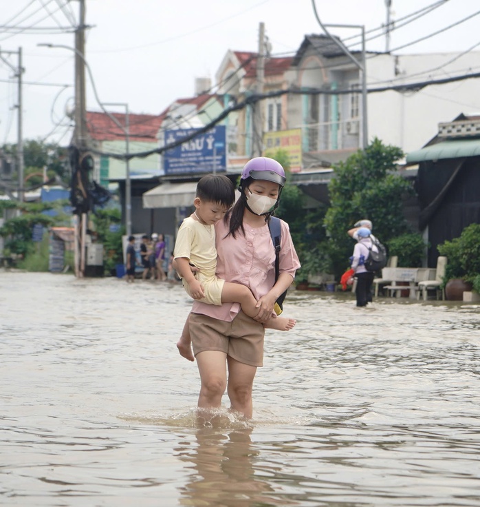 Triều cường ở TP HCM lên cao, giao thông rối loạn - Ảnh 13.