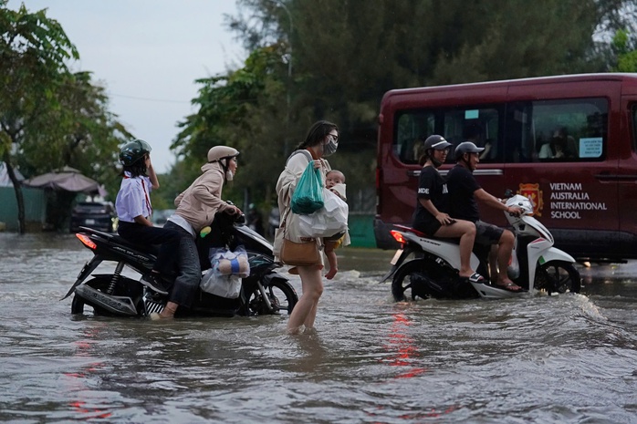 Triều cường ở TP HCM lên cao, giao thông rối loạn - Ảnh 14.