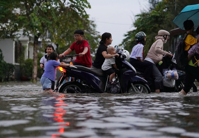 Triều cường ở TP HCM lên cao, giao thông rối loạn - Ảnh 2.