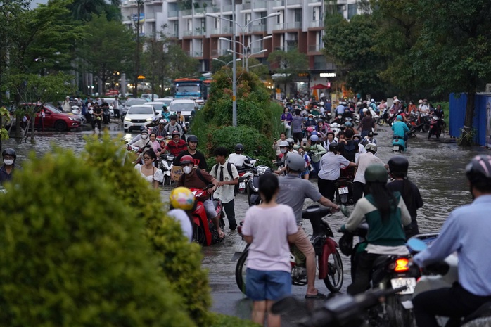 Triều cường ở TP HCM lên cao, giao thông rối loạn - Ảnh 6.