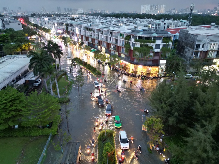 Triều cường ở TP HCM lên cao, giao thông rối loạn - Ảnh 1.