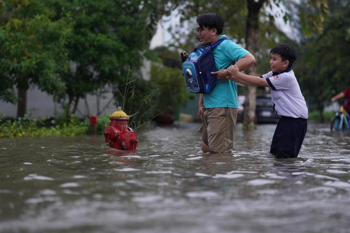 Triều cường ở TP HCM lên cao, giao thông rối loạn - Ảnh 15.