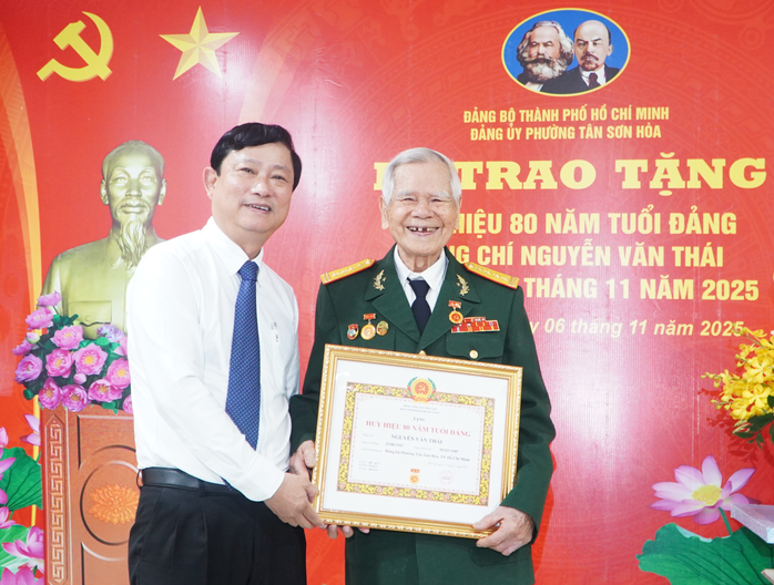 Chủ tịch HĐND TP HCM Võ Văn Minh trao Huy hiệu 80 năm tuổi Đảng cho đảng viên phường Tân Sơn Hòa - Ảnh 1.