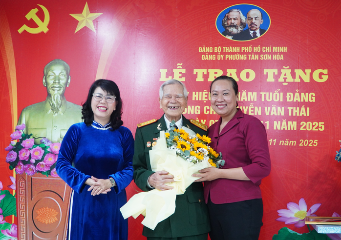 Chủ tịch HĐND TP HCM Võ Văn Minh trao Huy hiệu 80 năm tuổi Đảng cho đảng viên phường Tân Sơn Hòa - Ảnh 2.