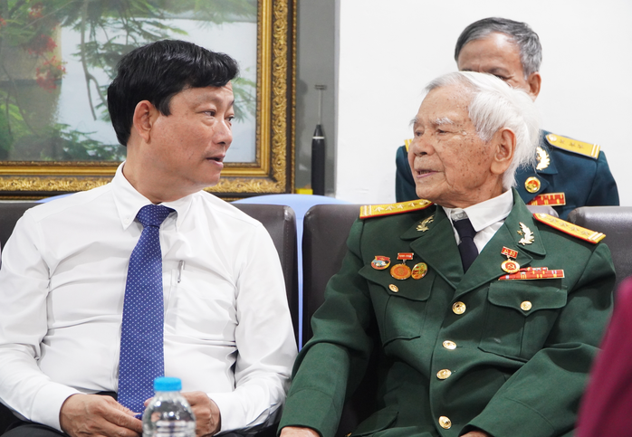 Chủ tịch HĐND TP HCM Võ Văn Minh trao Huy hiệu 80 năm tuổi Đảng cho đảng viên phường Tân Sơn Hòa - Ảnh 3.