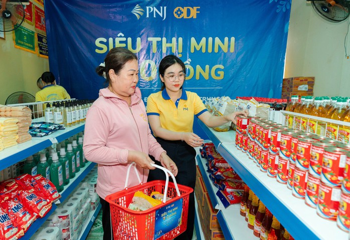 PNJ kích hoạt "Siêu thị mini 0 đồng" hỗ trợ người dân miền Trung bị lũ lụt - Ảnh 2.