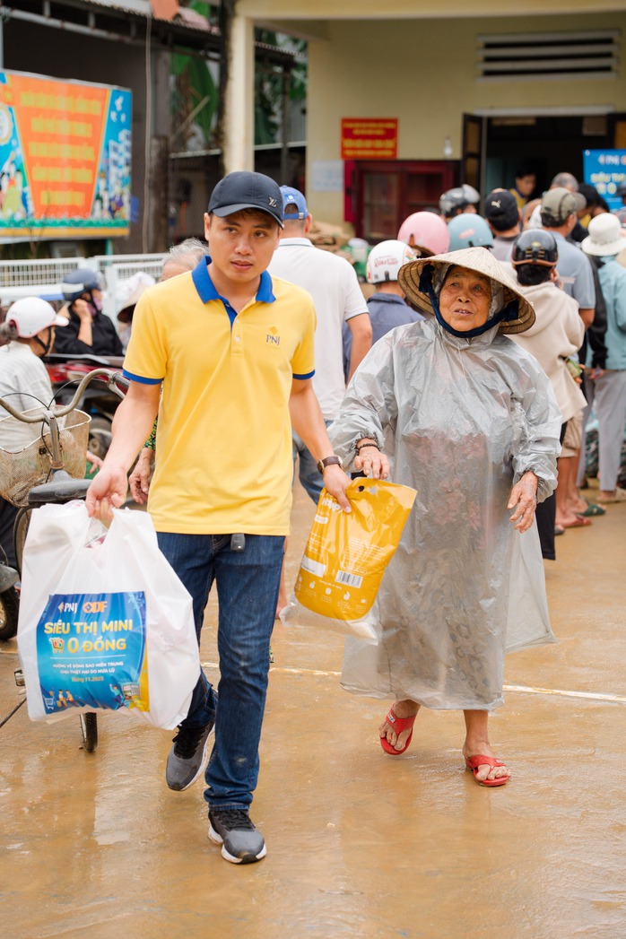 PNJ kích hoạt "Siêu thị mini 0 đồng" hỗ trợ người dân miền Trung bị lũ lụt - Ảnh 3.