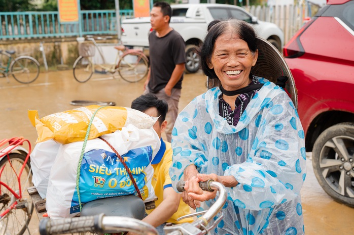 PNJ kích hoạt "Siêu thị mini 0 đồng" hỗ trợ người dân miền Trung bị lũ lụt - Ảnh 8.