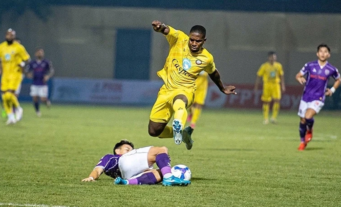 Cầu thủ người nước ngoài vui mừng khi được công an tìm thấy điện thoại - Ảnh 2.