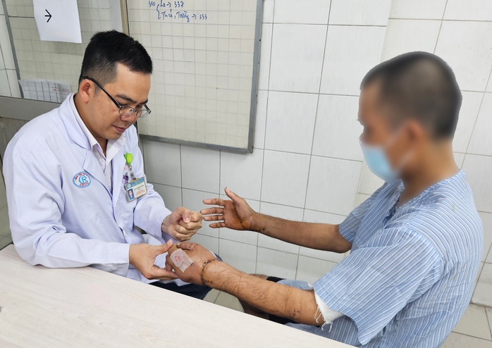 Bác sĩ kể về ca nối đôi bàn tay đứt lìa cho người đàn ông ở Đồng Tháp - Ảnh 1.