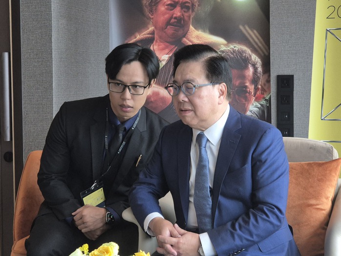 Cổ Thiên Lạc, Hồng Kim Bảo khen ngợi bánh mì và phở Việt - Ảnh 9.