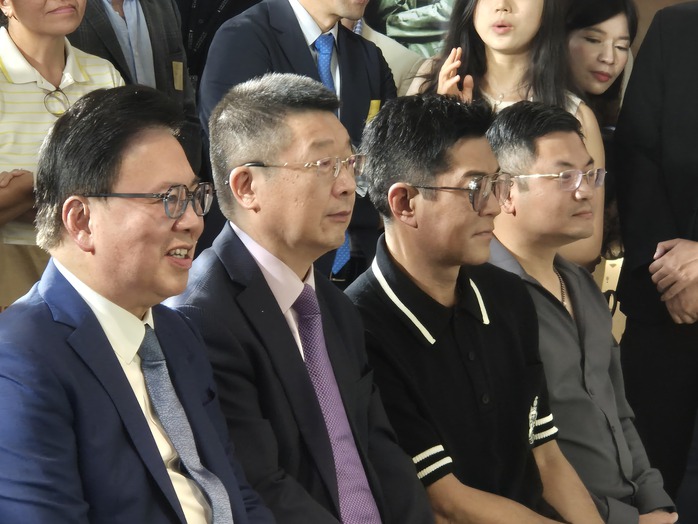 Mỹ nam "Mưa đỏ" phát sốt vì "Dương Quá" Cổ Thiên Lạc, Hồng Kim Bảo - Ảnh 3.