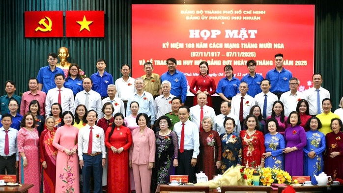 Trao huy hiệu Đảng tại phường Phú Nhuận - Ảnh 9.