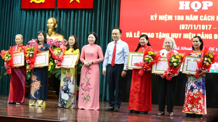 Trao huy hiệu Đảng tại phường Phú Nhuận - Ảnh 7.