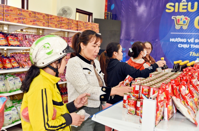 PNJ kích hoạt "Siêu thị mini 0 đồng" hỗ trợ người dân miền Trung bị lũ lụt - Ảnh 6.
