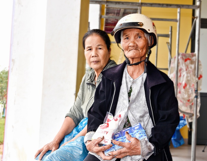 PNJ kích hoạt "Siêu thị mini 0 đồng" hỗ trợ người dân miền Trung bị lũ lụt - Ảnh 7.