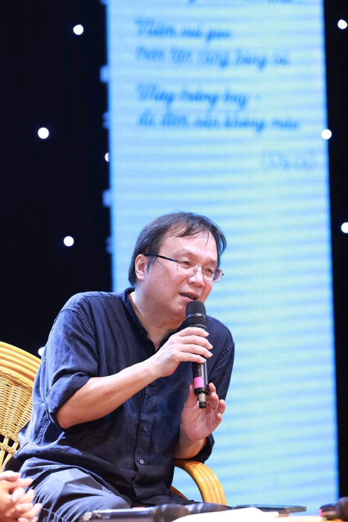 "Những câu thơ không cần cứu ai, nhưng cứu người viết ": Liều thuốc cứu rỗi tâm hồn - Ảnh 2.